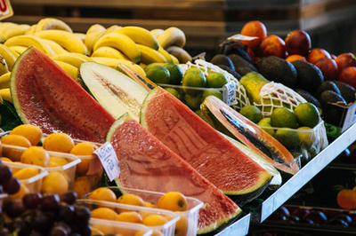 果色滿盤 白黃映襯下的繽紛水果與創(chuàng)意調味